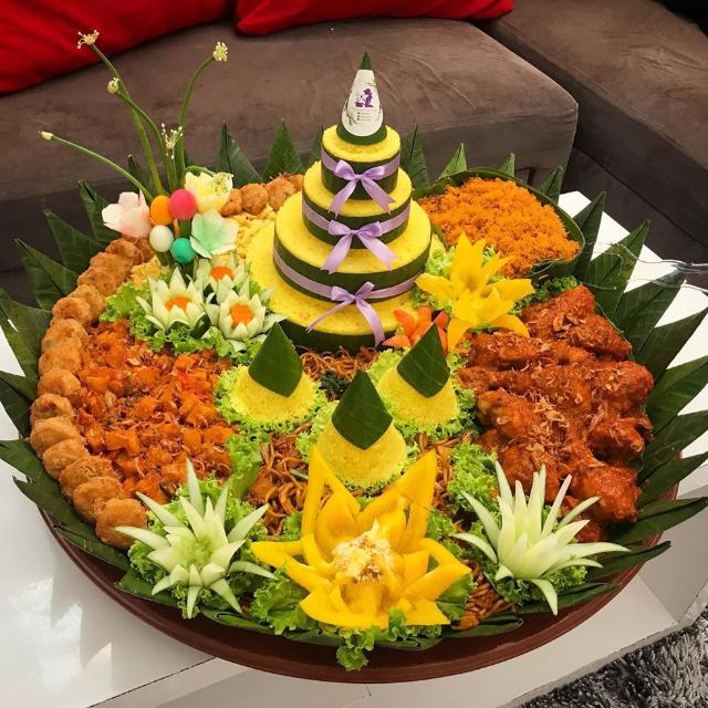 Nasi tumpeng
